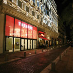 Vue extérieure nocturne de la façade - Photo de Mahtab Mazlouman