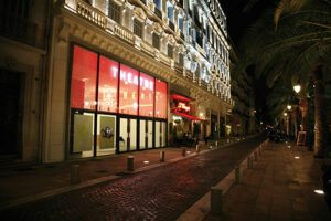 Vue extérieure nocturne de la façade - Photo de Mahtab Mazlouman