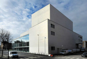 Façade extérieure vue du côté bâtiment arrière-scène - Photo © Éric Legrand