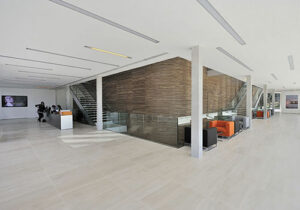 Le hall d'accueil du théâtre (rez-de-chaussée)