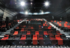 Grande salle, gradin vu de la scène
