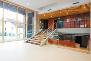 Le Bar (RdC bas) et aire de repos, entrée grande salle (RdC haut) - Photo © Ilka Kramer