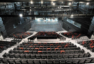 Grande salle, vue du dernier rang du parterre haut