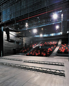 Grande salle, gradin vu de l'arrière-scène