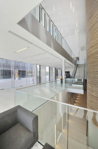 Les circulations à partir du hall d'accueil