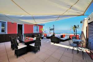 Terrasse réservée aux loges VIP et à la production