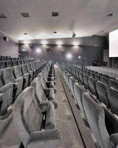 Vue transversale de la salle de cinéma