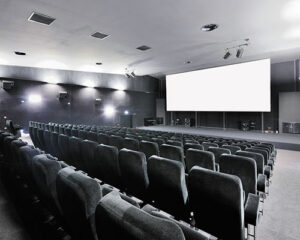Salle de cinéma et son grand écran