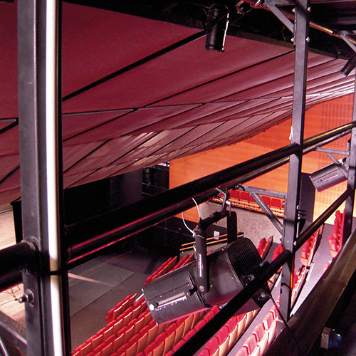 Accroche des projecteurs sur la première passerelle en salle - Photo © Marie-Agnès d’Anselme