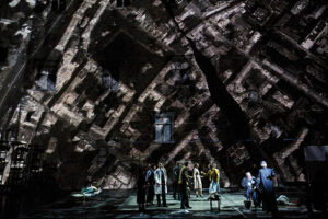 Le Maître et Marguerite de Mikhaïl Boulgakov, mise en scène Simon Mac Burney - Photo © Festival d’Avignon/Christophe Raynaud de Lage