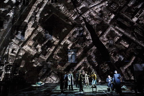 Le Maître et Marguerite de Mikhaïl Boulgakov, mise en scène Simon Mac Burney - Photo © Festival d’Avignon/Christophe Raynaud de Lage