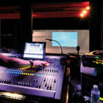 Régie son & lumière intérieure de la grande salle, la console Innovason Eclipse GT - Photo de Patrice Morel
