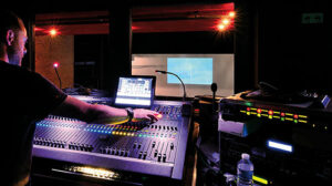 Régie son & lumière intérieure de la grande salle, la console Innovason Eclipse GT - Photo de Patrice Morel