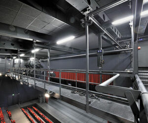 Passerelle transversale, lisse relevable pour projecteur (au premier plan)