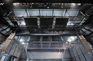 Dans l'ordre : 1ère passerelle, le gril du proscenium, la cadre de scène, la cage de scène équipée de ses doubles porteuses