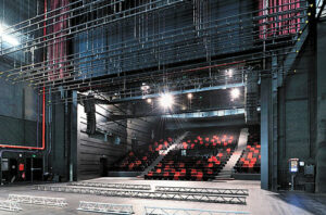 Grande salle, espace scénique et son aire de jeu