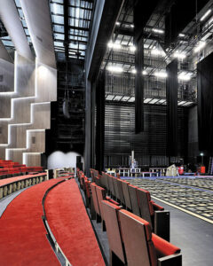 Gradinage pour fauteuils sur le proscenium, en cours de démontage