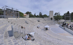 L'amphithéâtre (Cavea) baigné par un soleil de plomb