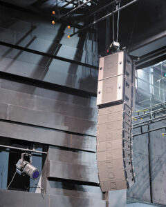 Cluster de diffusion sonore L-Acoustics dV-DOSC dans la grande salle