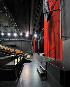 Renfort de graves dans la circulation du nez-de-scène