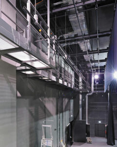 Passerelle technique au niveau du fond de scène