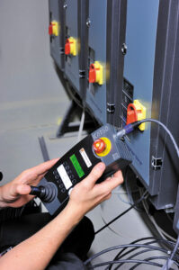 Télécommande locale Waagner Biro CAT60 aux mains de l'utilisateur