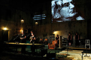 Die Ringe des Saturn (Les Anneaux de Saturne) d’après le roman de W.G. Sebald, mise en scène Katie Mitchell - Photo © Festival d’Avignon/Christophe Raynaud de Lage