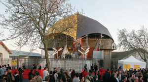 Inauguration, le public devant les grilles d’entrée, façade Nord, côté boulevard Delmas - Photo © F. Le Lan / CDA La Rochelle