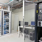 Nodal principal avec les baies informatiques du réseau et son armoire de serveurs redondants - Photo de Patrice Morel