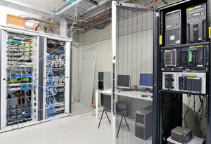 Nodal principal avec les baies informatiques du réseau et son armoire de serveurs redondants - Photo de Patrice Morel