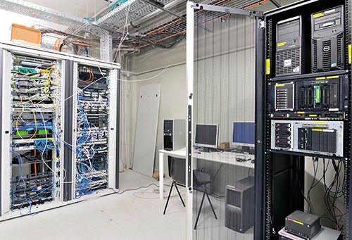 Nodal principal avec les baies informatiques du réseau et son armoire de serveurs redondants - Photo de Patrice Morel