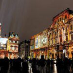 Lyon, terre aux lumières, place des Terreaux, par Cité Création avec Light Event Consulting (conception et mise en lumière artistique) et le Studio Theoriz (créateur de système de projection monumentale), avec la complicité du studio BK pour dévoiler les œuvres du musée des Beaux-Arts, les artistes de l’Opéra et célébrer les chorégraphies contemporaines - Photo © Muriel Chaulet