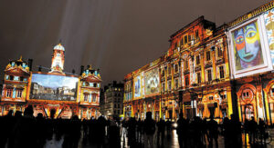 Lyon, terre aux lumières, place des Terreaux, par Cité Création avec Light Event Consulting (conception et mise en lumière artistique) et le Studio Theoriz (créateur de système de projection monumentale), avec la complicité du studio BK pour dévoiler les œuvres du musée des Beaux-Arts, les artistes de l’Opéra et célébrer les chorégraphies contemporaines - Photo © Muriel Chaulet