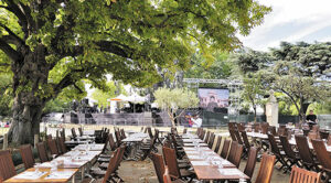 Le restaurant et au fond, le retour vidéo