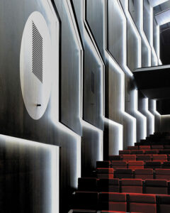 Intégration discrète d'une cellule Carmen© dans le décor acoustique de la salle