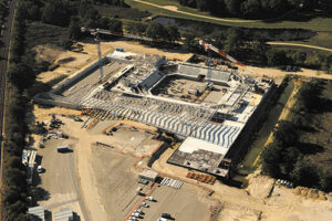 Vue aérienne du Vendéspace en cours de construction - Photo © AUA Paul Chemetov