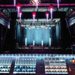 Le Cap, vue de la régie son façade en salle, console Soundcraft Vi6, afficheur de pression acoustique à serveur Web embarqué TCIP AFF Amix Séries 2