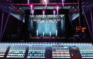 Le Cap, vue de la régie son façade en salle, console Soundcraft Vi6, afficheur de pression acoustique à serveur Web embarqué TCIP AFF Amix Séries 2