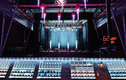 Le Cap, vue de la régie son façade en salle, console Soundcraft Vi6, afficheur de pression acoustique à serveur Web embarqué TCIP AFF Amix Séries 2