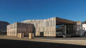 Vue latérale du bâtiment, côté gauche - Photo © André Morin