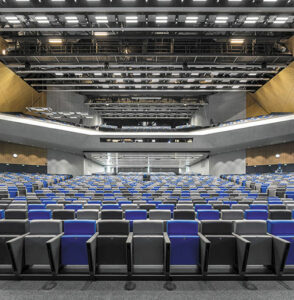 Vue de la salle et du plafond technique