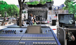 Console Innovason SY48 face à la scène couverte