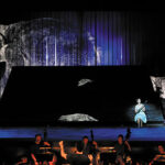La Flûte enchantée, Mozart, mise en scène Simon McBurney, intègration de la fosse d'orchestre pour un nouveau rapport scène/salle - Photo © DR