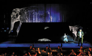 La Flûte enchantée, Mozart, mise en scène Simon McBurney, intègration de la fosse d'orchestre pour un nouveau rapport scène/salle - Photo © DR