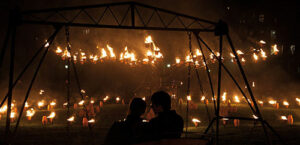 Installation de feu de la Compagnie Carabosse au parc de la Tête d’Or - Photo © Michel Djaoui