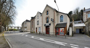 Façade de gauche à droite : bâtiment administratif, entrée du public, passage et accès techniques - Photo de Patrice Morel