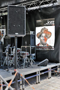Enceinte EAW JF100 débouchant les extérieurs de la scène