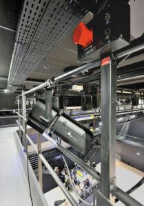 Passerelle périmétrique, garde-corps et lisses pour projecteur