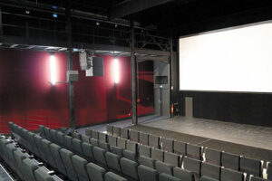 La scène avec son dispositif cinéma - Photo © atelier Yvan Peytavin