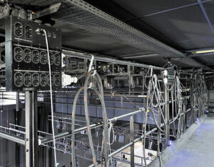 Passerelle périmétrique côté scène, réseaux et boîtiers lumière